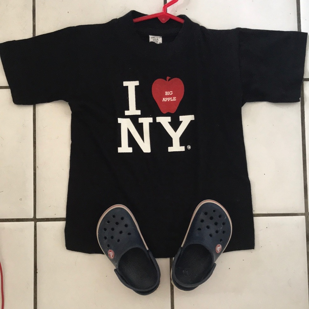 Child tee shirt M + pair of shoes boy or girl